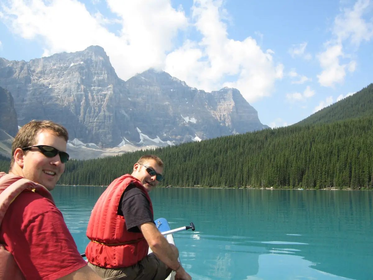 Zwei Paddler im Kanu auf dem Moraine Lake