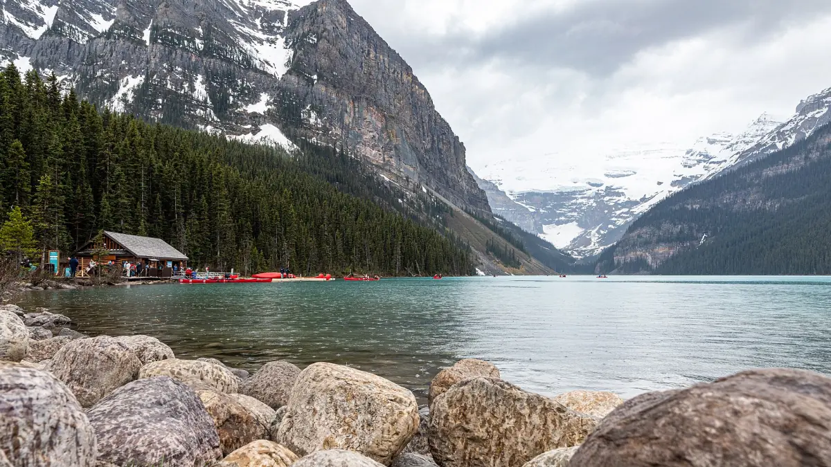 The shore of Lake Louise with the boathouse