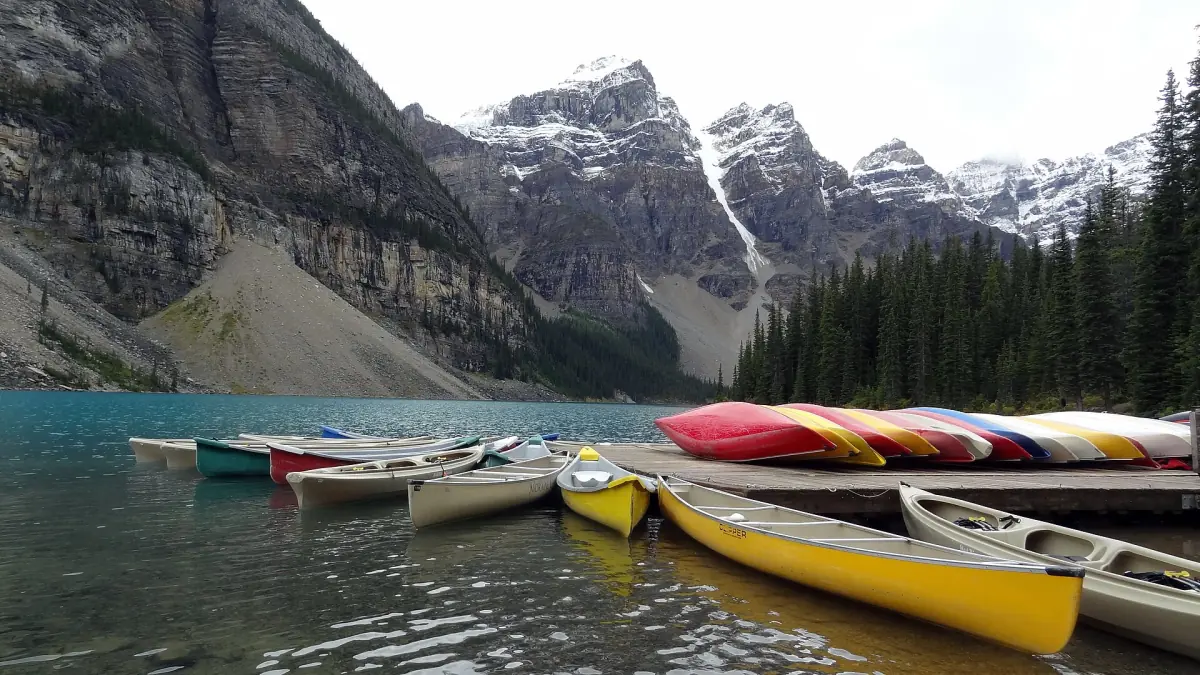 Die Kanustege am Nordende des Moraine Lake