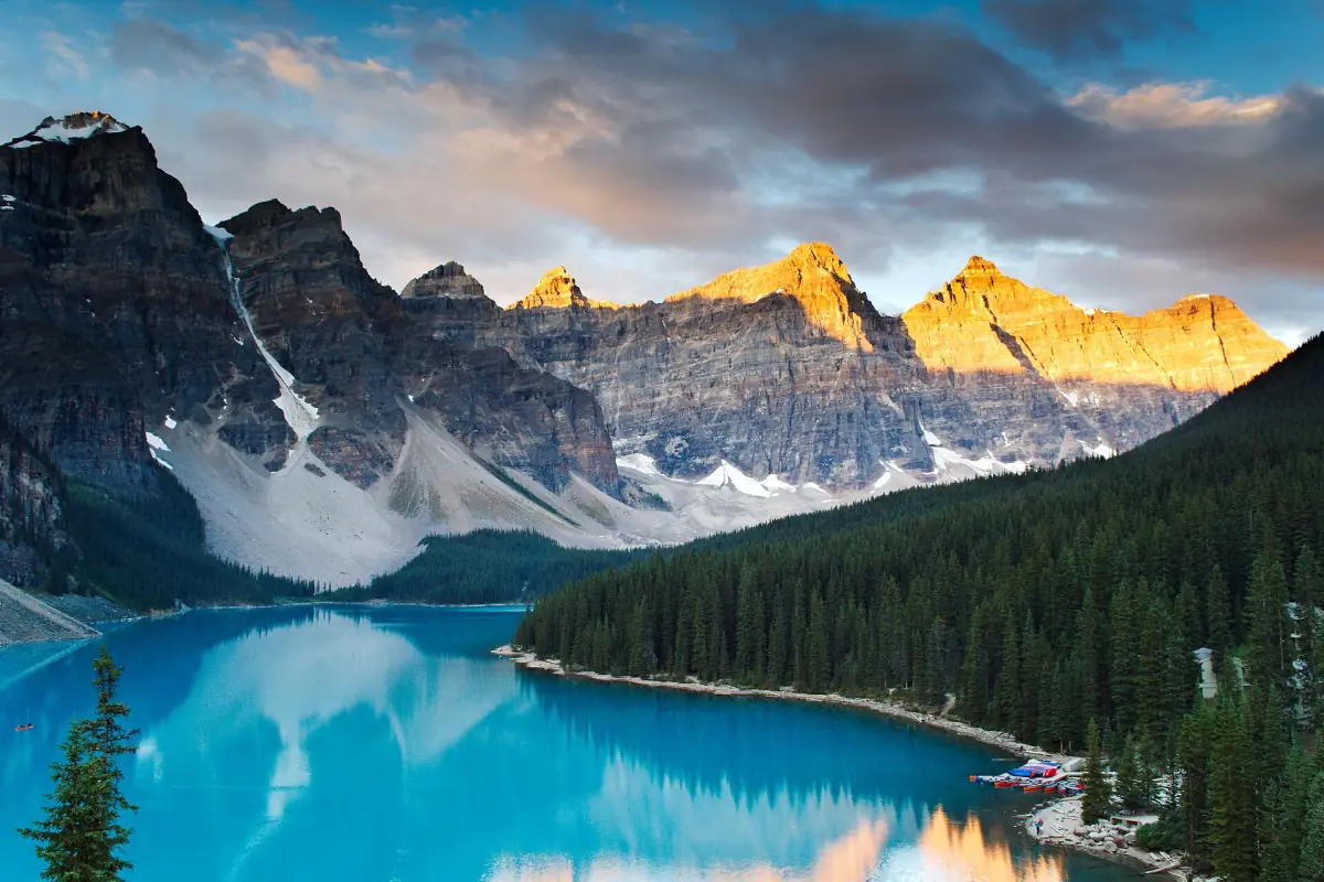 Goldenes Morgenlicht auf den Ten Peaks über dem Moraine Lake
