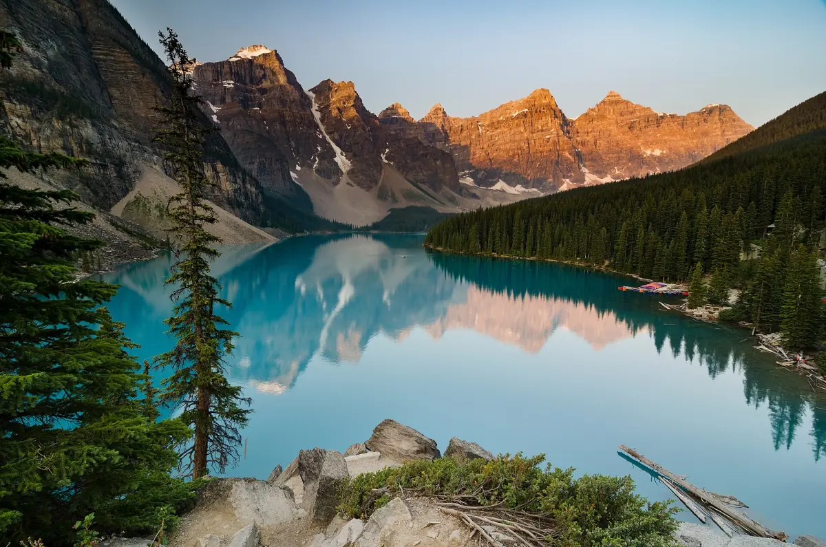 Erstes Licht auf den Gipfeln über dem Moraine Lake