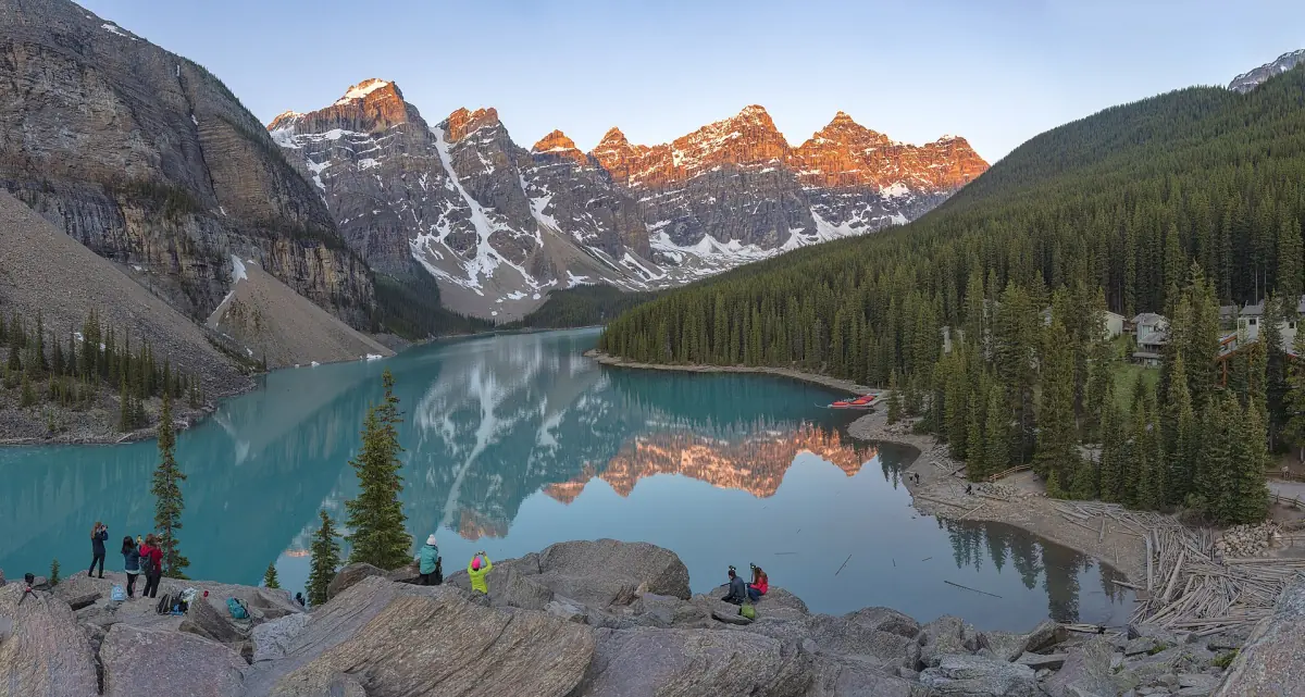 Panorama des Moraine Lake bei Sonnenaufgang